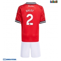 Camisa de Futebol Manchester United Diogo Dalot #2 Equipamento Principal Infantil 2025-26 Manga Curta (+ Calças curtas)